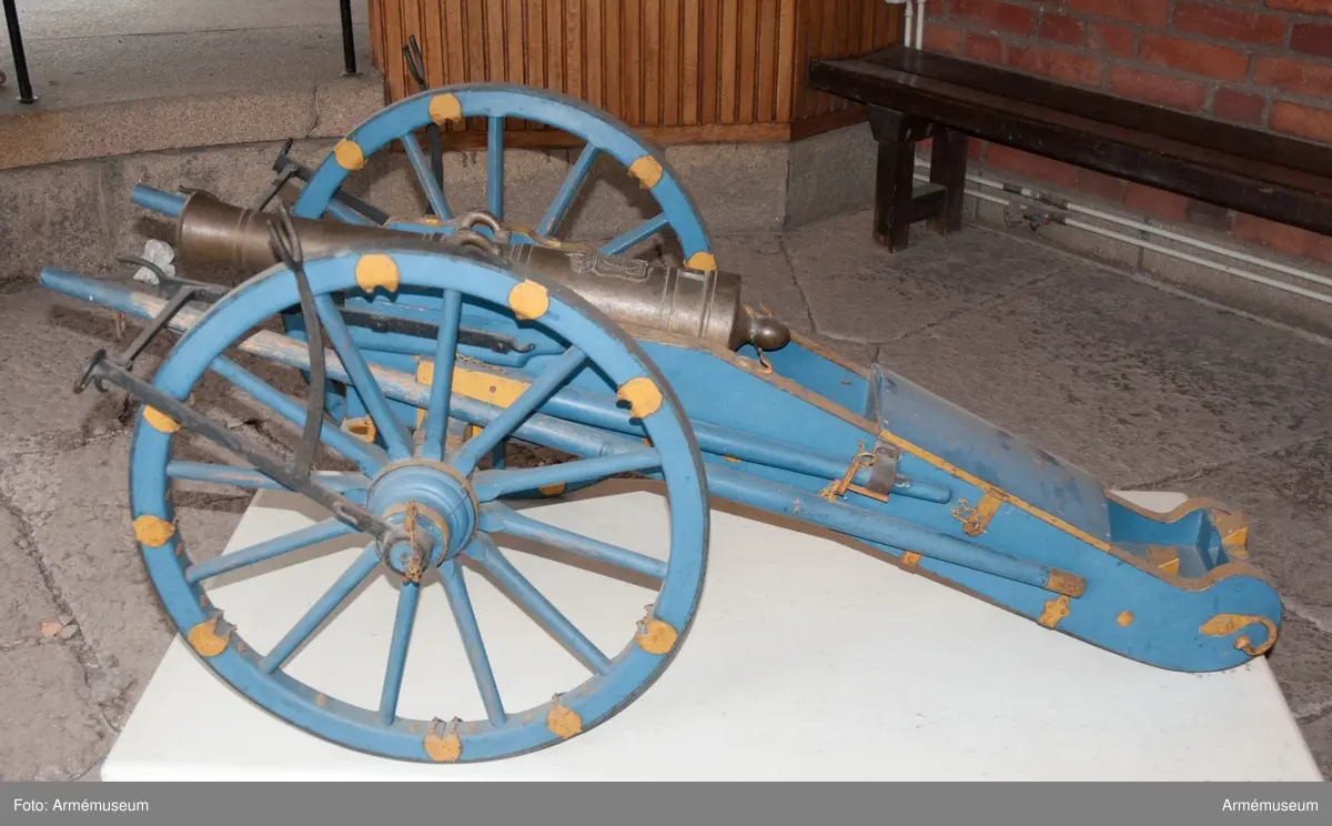 Grupp F I. 
Kapten F A Spaks katalog 1888. 
Försedd med hertig Carls (Carl XIII) krönta, dubbla namnchiffer på kammarstycket.  
Till modellen hör lavett, två anmarschbommar, handspik och två riktkilar. Allt tillverkat senare.