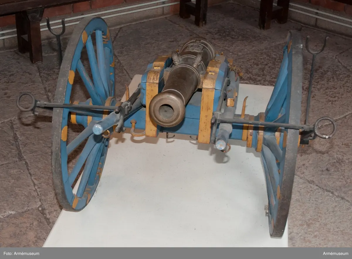 Grupp F I. 
Kapten F A Spaks katalog 1888. 
Försedd med hertig Carls (Carl XIII) krönta, dubbla namnchiffer på kammarstycket.  
Till modellen hör lavett, två anmarschbommar, handspik och två riktkilar. Allt tillverkat senare.
