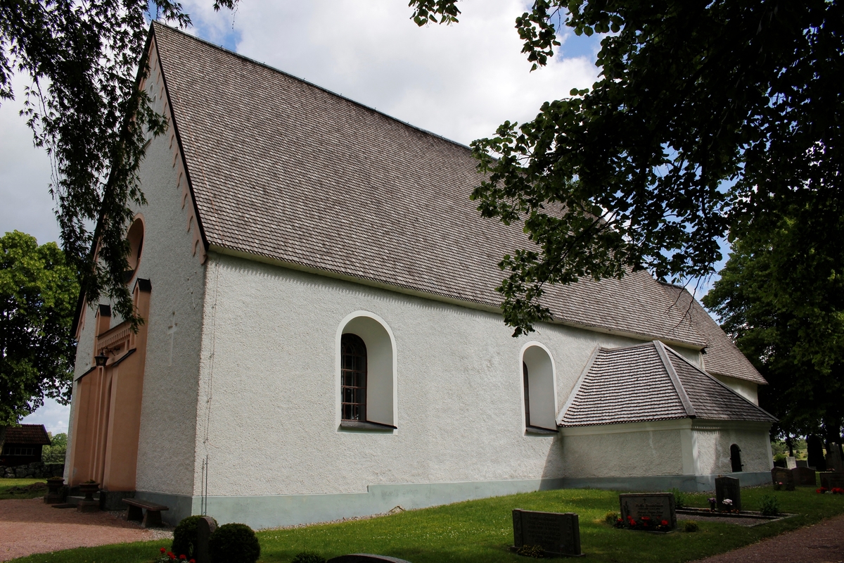 Arkeologisk schaktningsövervakning, Löts kyrka. Löts socken Uppland 2016