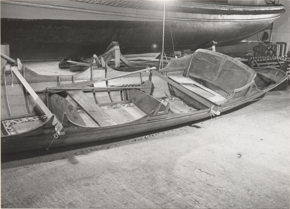 A Thames skiff is a traditional River Thames wooden rowing boat used for skiffing. These boats evolved from Thames wherries in the Victorian era to meet a passion for river exploration and leisure outings on the water. 
This boat was probably built prior to 1893. It came with a rya rug, three pairs of oars, an umbrella, two cushions, a mast and a combined boat hook and paddle. 
It was brought to Sweden by Albert Isaksson, who was the Swedish representative of Lloyd's.
The boat was later bought by Sven Abrahamsson and Börjessons boatyard on Rindö in the Stockholm archipelago. In 1931, it was sold to Ragnar Vinberg on Blidö.
