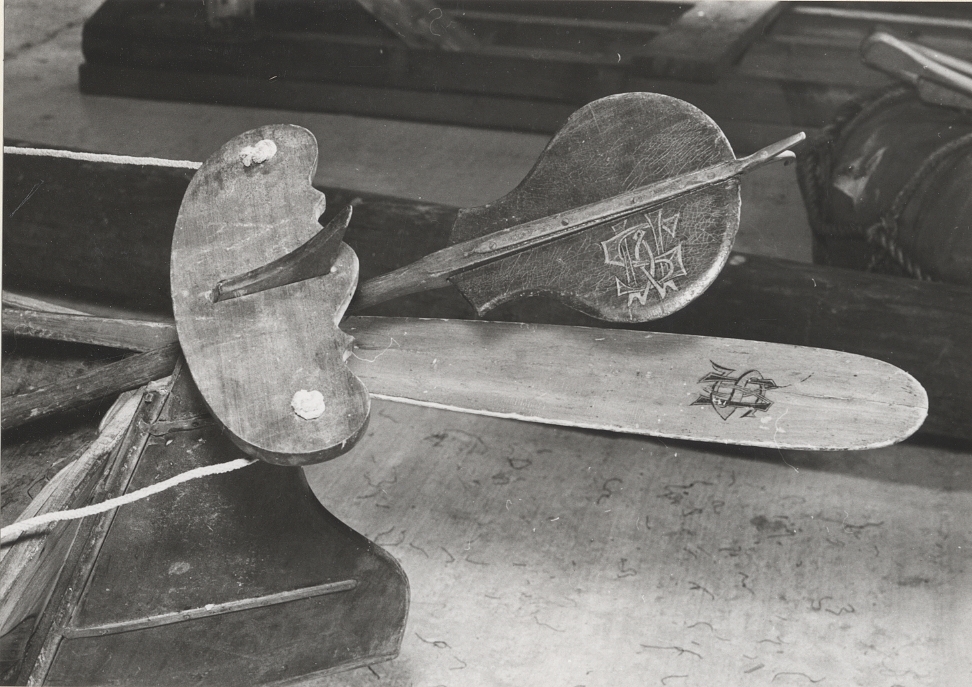 A Thames skiff is a traditional River Thames wooden rowing boat used for skiffing. These boats evolved from Thames wherries in the Victorian era to meet a passion for river exploration and leisure outings on the water. 
This boat was probably built prior to 1893. It came with a rya rug, three pairs of oars, an umbrella, two cushions, a mast and a combined boat hook and paddle. 
It was brought to Sweden by Albert Isaksson, who was the Swedish representative of Lloyd's.
The boat was later bought by Sven Abrahamsson and Börjessons boatyard on Rindö in the Stockholm archipelago. In 1931, it was sold to Ragnar Vinberg on Blidö.
