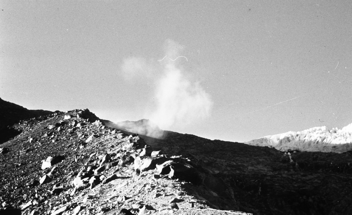 Bilder fra 1959. Sannsynligvis fra forarbeide til breundersøkelsene som begynte i 1962. For eksempel Gunnar Østrems arbeide med avhandling om Isfylte endemorener(mest ved Gråsubreen)