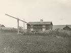 Gammal manbyggning på bondgård invid stora landsvägen.