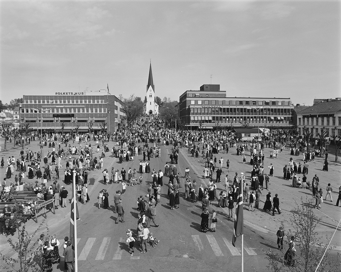 Hamar, Stortorget, 17. mai, nasjonaldag, hele torget fylt med mennesker,  