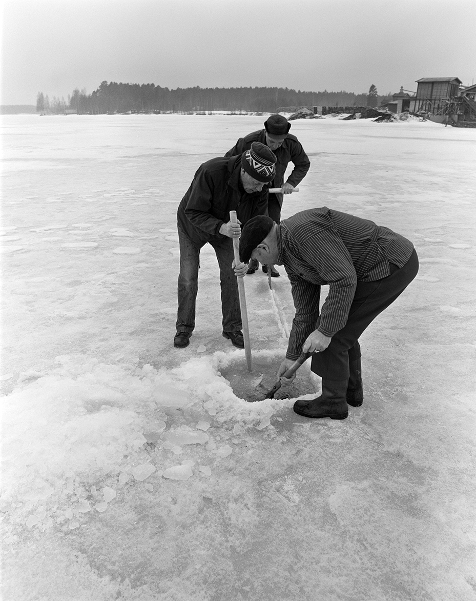 Isskjæring, Rokosjøen, Løten. Karsten Nysveen, Johan Oskarsen med saga.