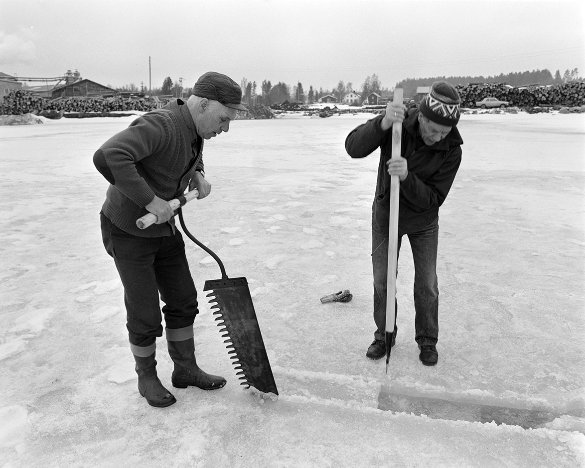 Isskjæring, Rokosjøen, Løten. Issag, isbile.