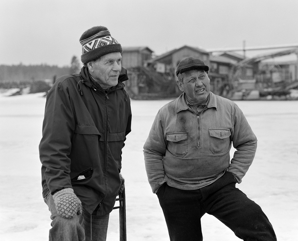 Isskjæring, Rokosjøen, Løten. T.v Karsten Nysveen, Paul Nordvold t.h.