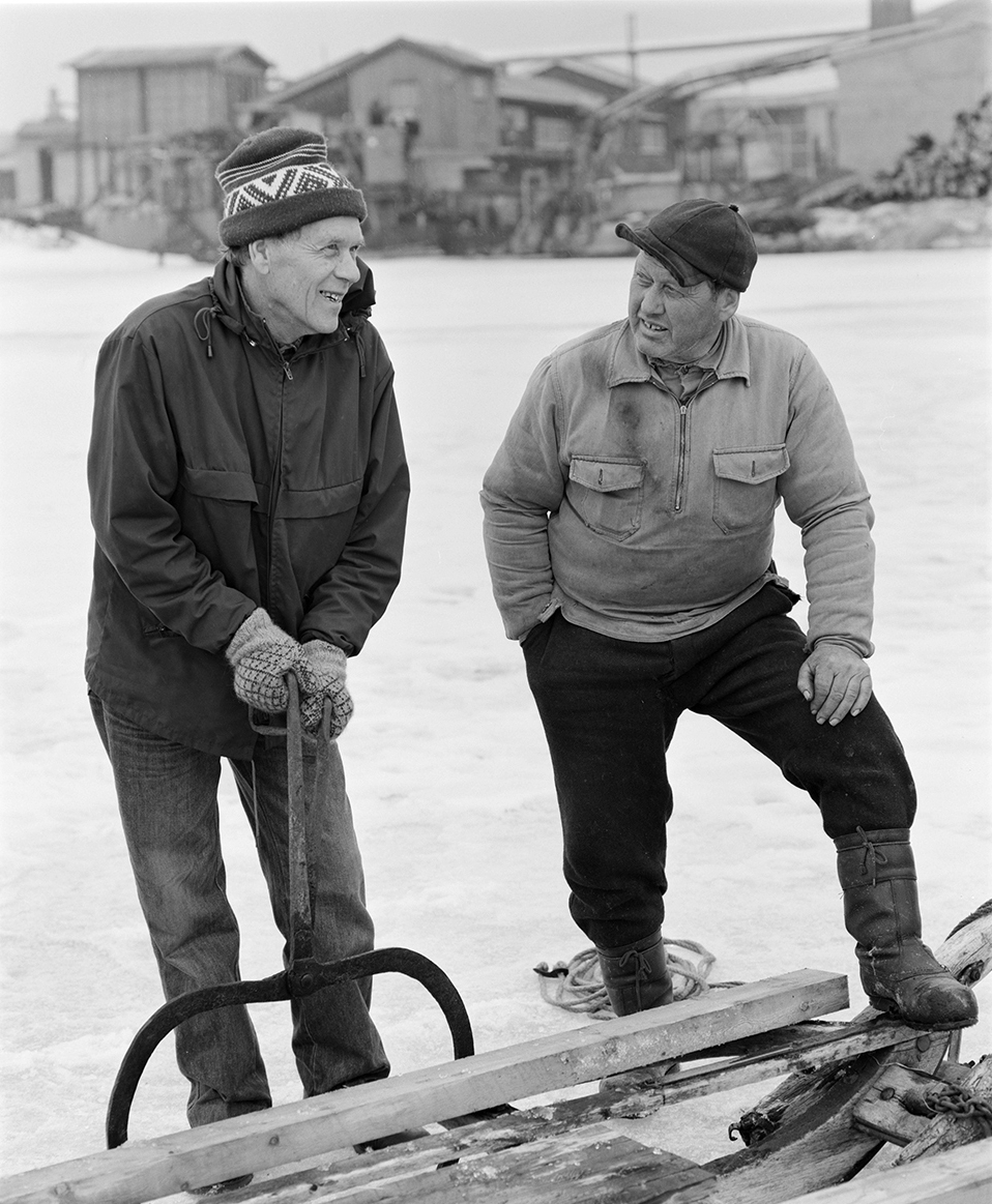 Isskjæring, Rokosjøen, Løten. T.v. Karsten Nysveen, Paul Nordvold.