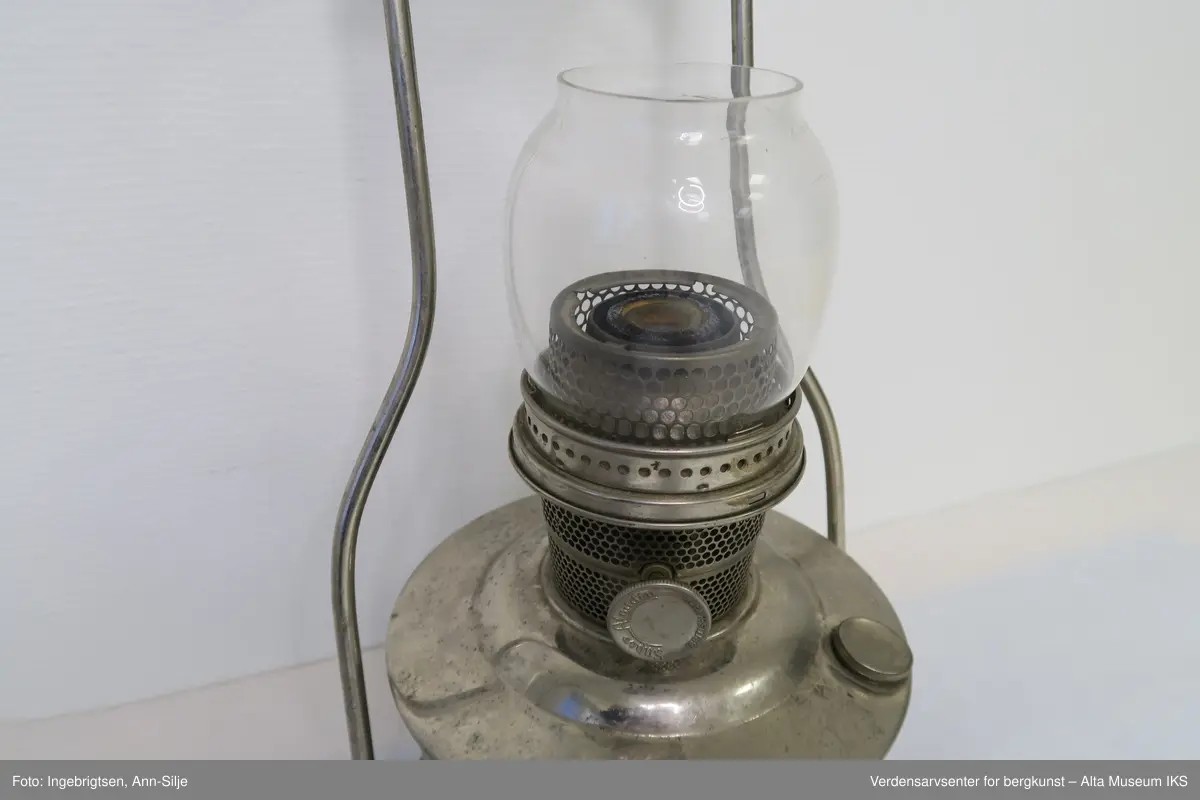 Parafinlampe, som skal henge, med kuppel.