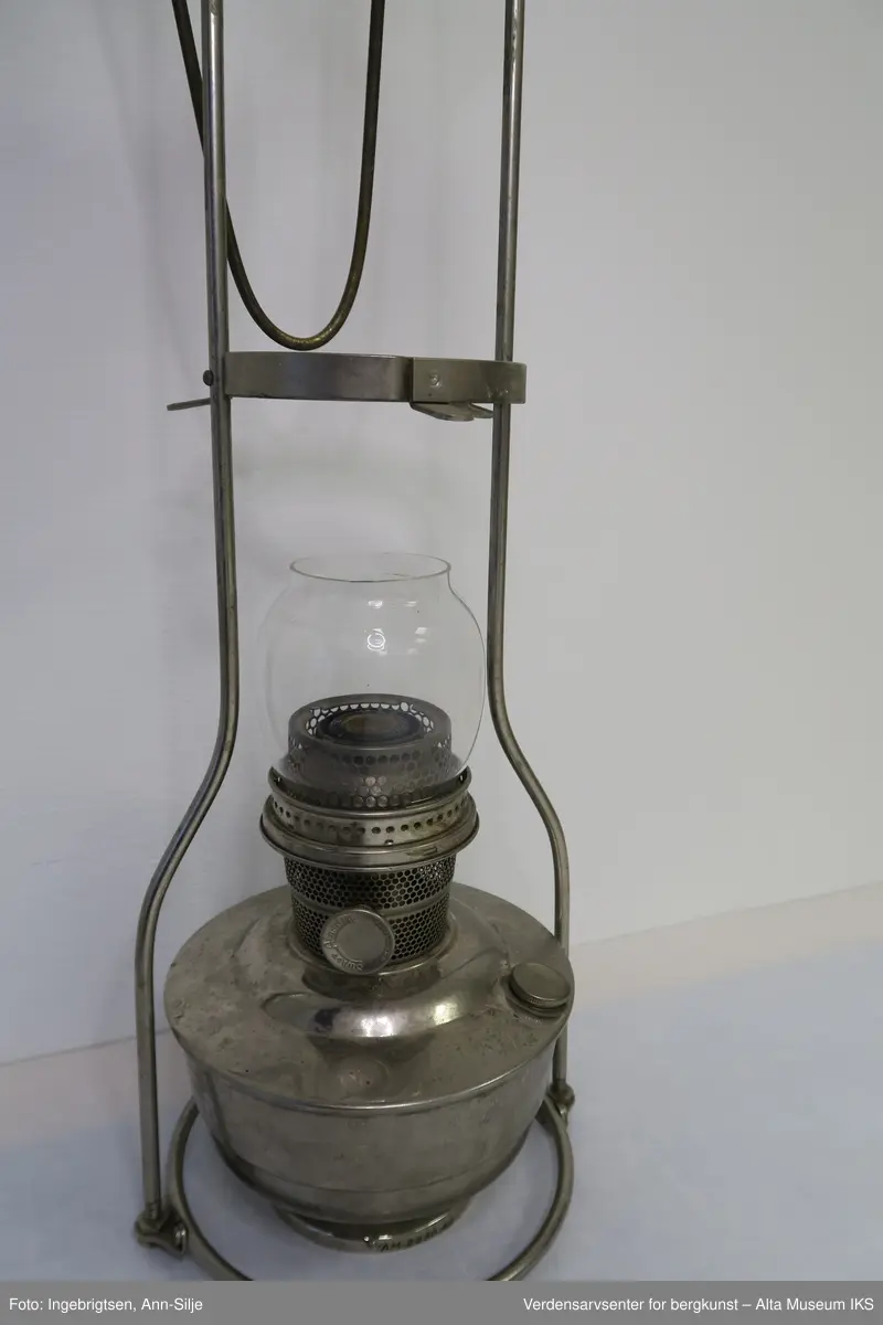 Parafinlampe, som skal henge, med kuppel.