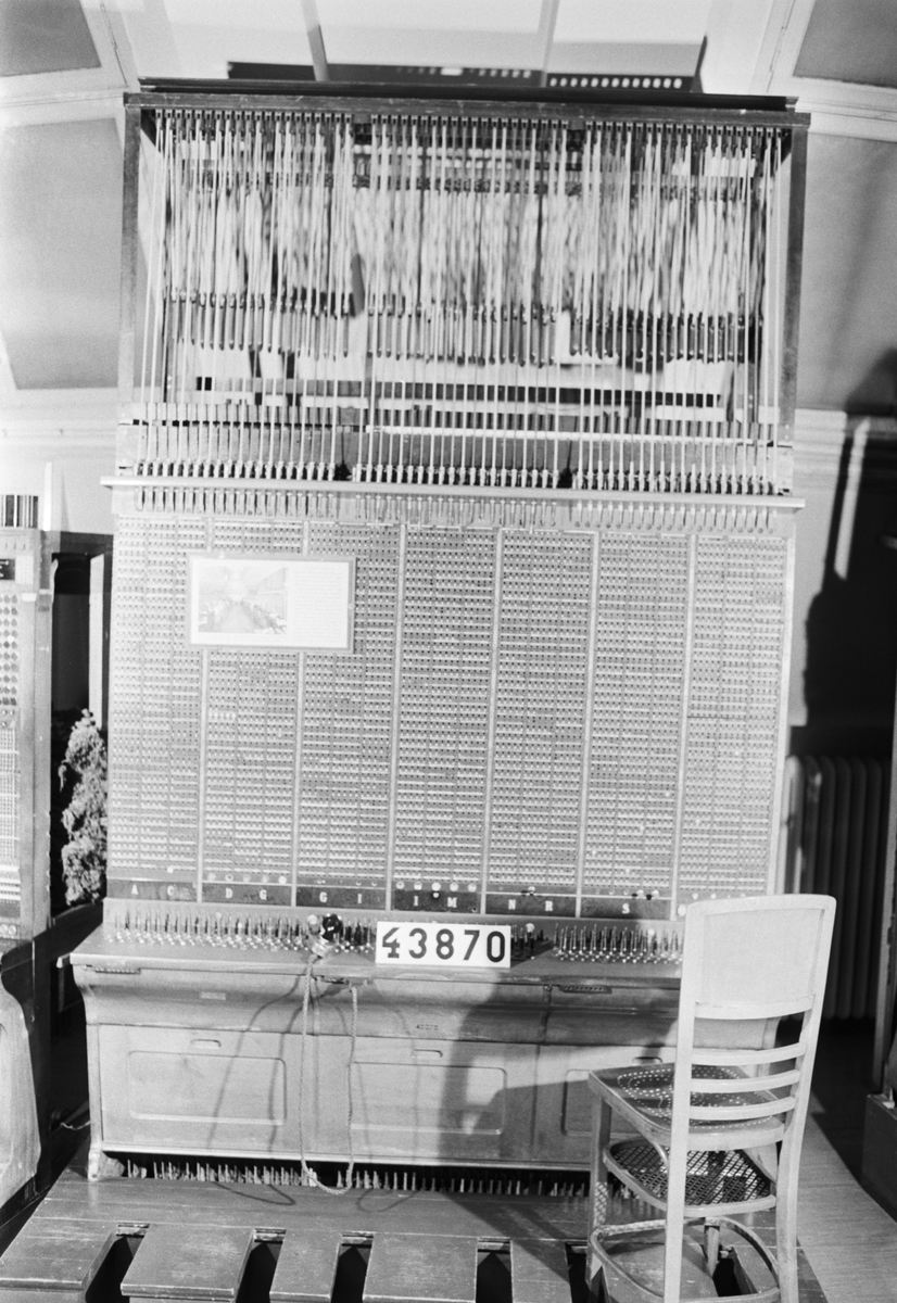 Telefonväxel för uppkoppling av samtal till abonnenter med namnanrop, för tre exp.platser, med snören, för 140 st. abonnenter.
