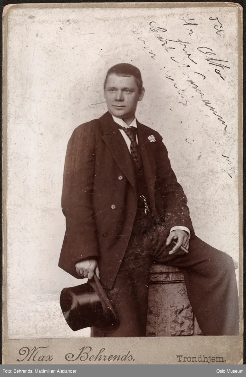 portrett, mann, skuespiller, sirkusartist, sittende knefigur