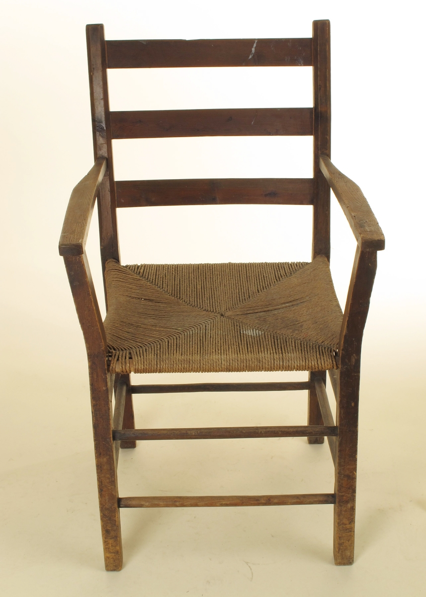 Form: Svakt buet i sete, ryggstøe og ryggbrett.
