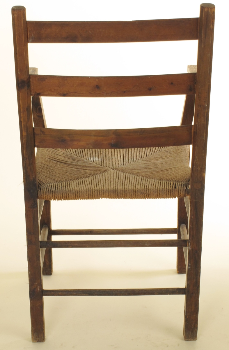 Form: Svakt buet i sete, ryggstøe og ryggbrett.
