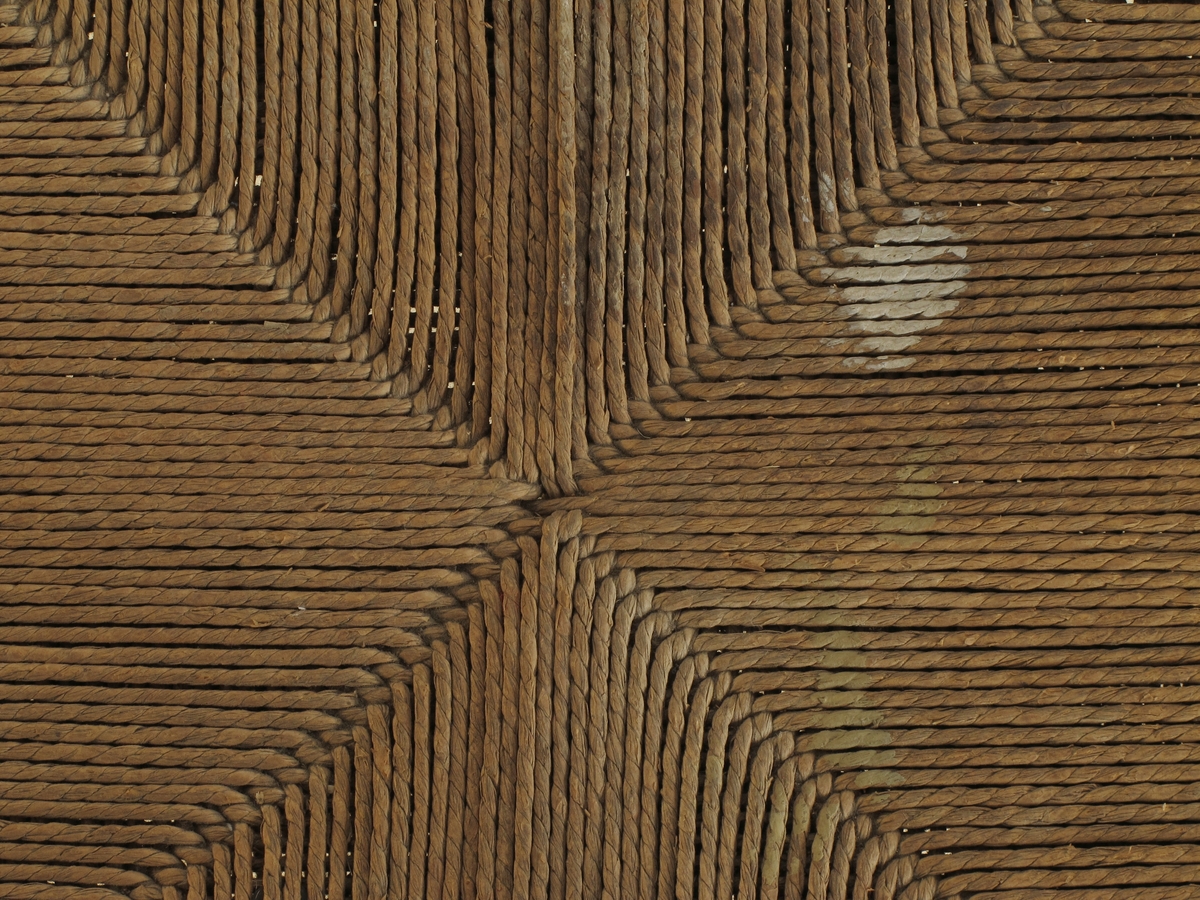 Form: Svakt buet i sete, ryggstøe og ryggbrett.
