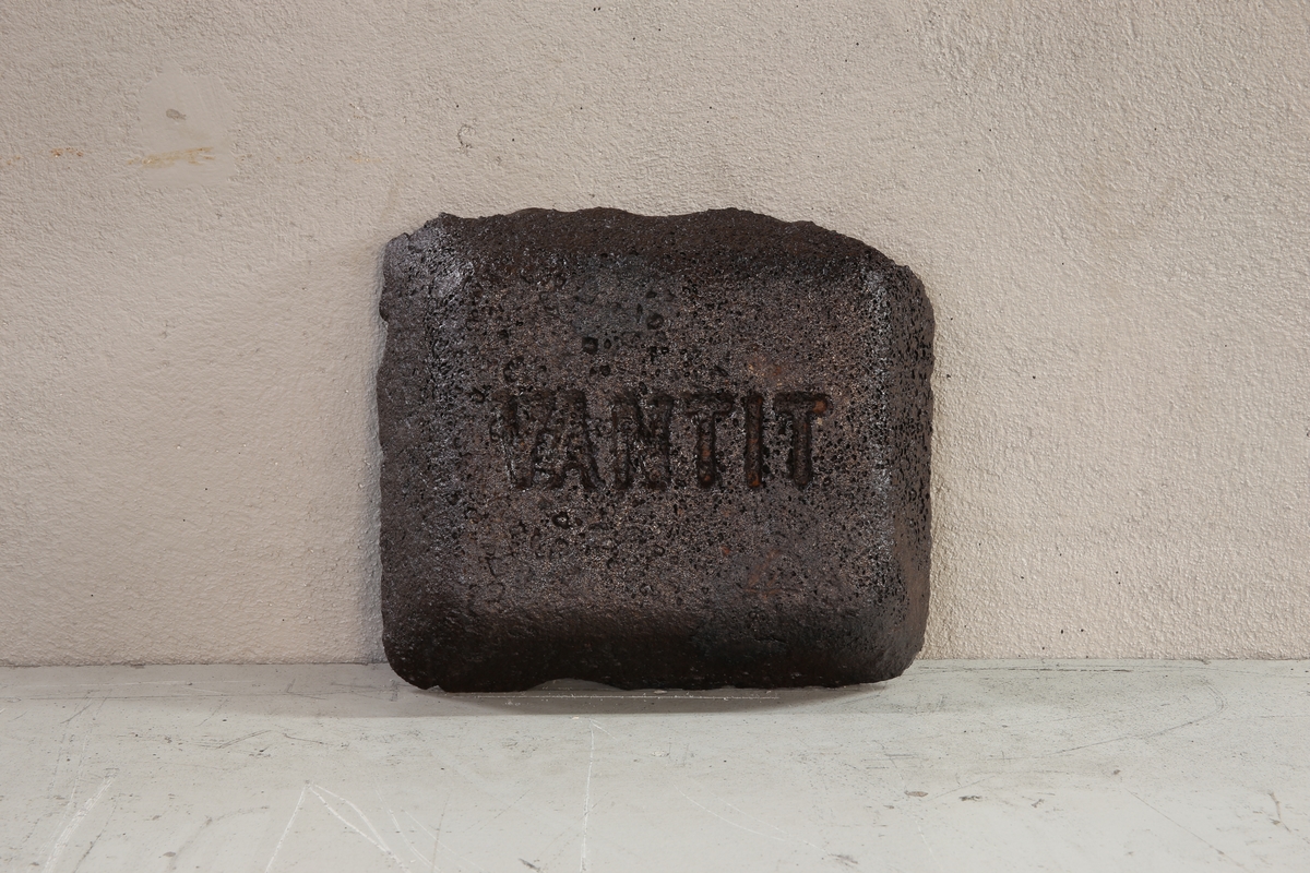 En firkantet jernbarre. Trolig brukt i stål produksjon.
Rujernet fikk namnet vantit, fordi malmen de brukte inneholdt mye vanadium og titan.