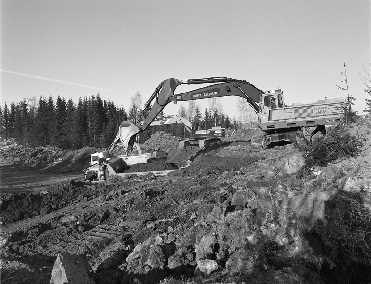 E-6, vegutbygging, skjæring i Nydal, Furnes, uttak av masse, gravemaskiner, lastebiler,anleggsarbeid, Åkerman H16D,