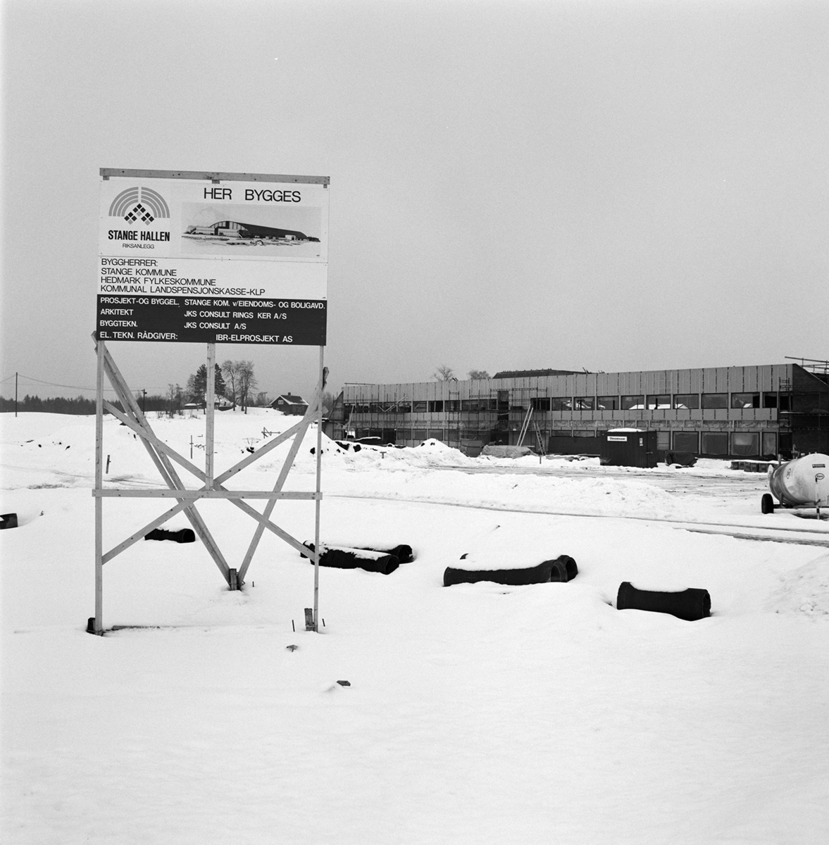 Stangehallen, Riksanlegg, friidrett, anleggsvirksomhet, entreprenørerskillt på byggeplassen.