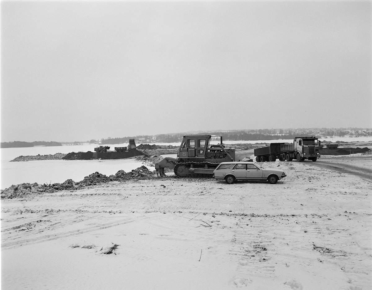 Åkersvika, Hamar. Utfylling i forbindelse med bygging av Hamar Olympiahall, Vikingskipet, oversikt, anleggstrafikk.