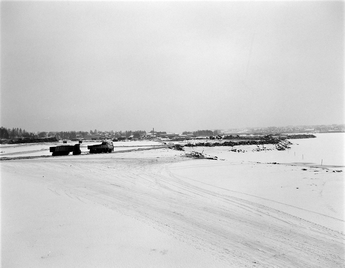 Åkersvika, Hamar. Utfylling i forbindelse med bygging av Hamar Olympiahall, Vikingskipet, anleggstrafikk, oversikt,