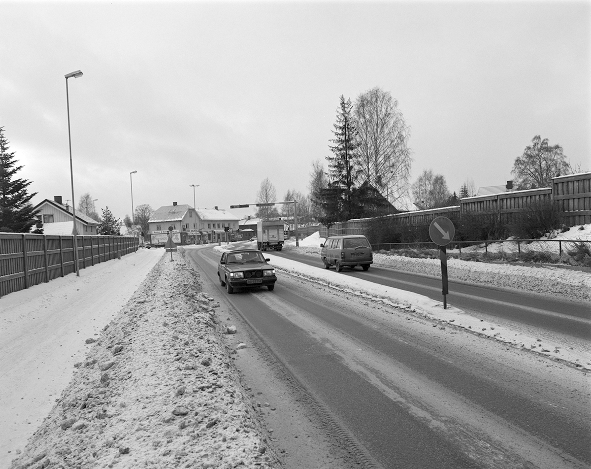 Vangsvegen, Hamar. Biltrafikk, vinter.
