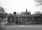 Kv. Smeden vid Borgparken. Till vänster Skarprättargården. I fonden Betlehemskyrkan. Inköptes av Gävle Stad 1949. Revs i början av 1950-talet.