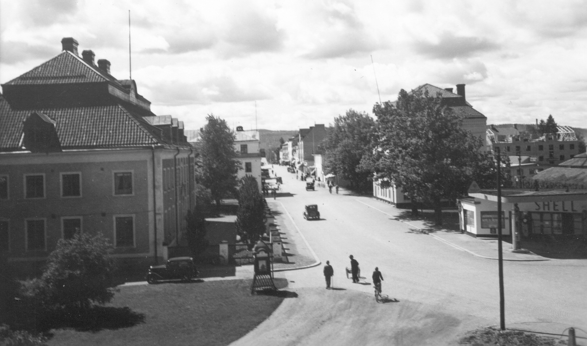 Shellmacken låg i korsningen mellan Kommunalgatan och Storgatan i Ludvika. Storgatan är den stora gatan som går bortåt i bilden och fotot är taget från stadshuset.

