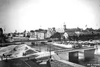 Gavleån, sekt V. Norra och Södra Strandgatan. Gavleån med Svängbron, Järnvägsbron, och Centralbron. Foto omkring 1905.