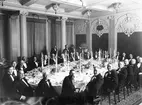 Gefle Stads Sparbanks middag på Grand Hotell. Denna bank startade 9 juni 1824 och med stor säkerhet är detta bankens 100 års jubileum 9 juni 1924. Jubileumsmiddagen hölls på just Grand Hotell och beskrivs i  Norrlandsposten dagen efter dvs den 10 juni.

Den vithårige mannen närmast i bild är fabrikören och styrelseledamoten Johan Erik Boberg. Fyra platser till höger om denne sitter blivande bankdirektören Fredrik Berg. På vänstra sidan i mitten tillfördordande landshövdningen Oscar Rydin. Rydin medverkade vid ovannämnda middag enligt tidningen. Till höger om Rydin sitter mycket troligt styrelseordförande Oscar Flensburg.
Källor: 
Norrlandsposten 10 juni 1924
Oscar Fyhrvall 