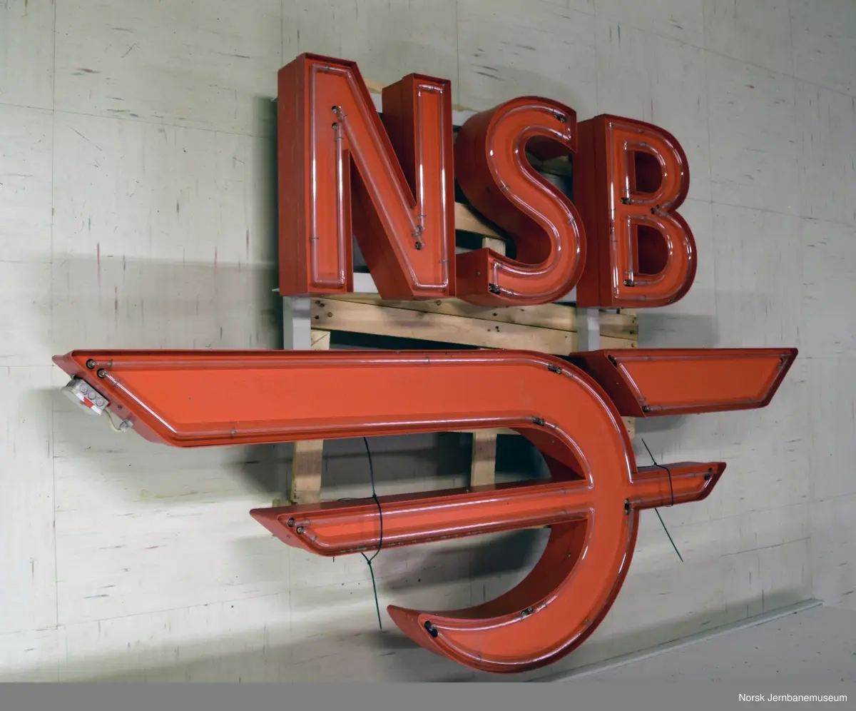 Lysskilt med NSBs 1979-logo