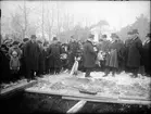 Begravning på Öregrunds kyrkogård. Begravning av sjömän som drunknade då den Holländske ångaren Cornelis gick under utanför Gräsö, Uppland 1922