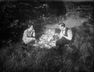 Josef Edhlund och kvinna på picknick, Östhammar, Uppland