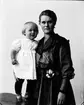 Vallenbergs fru och flicka. Nya Gevalia. Oktober 1917