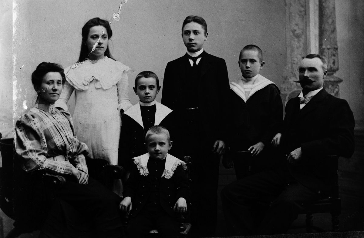 Familjen Simonsson, Regina / Bio, Hattmakargatan  5. Mars 1918





