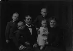 Okänd familj. Tre pojkar och en flicka