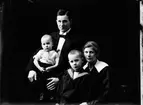 Fabrikör C. Johansson med familj