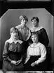 Persson H,  fyra kvinnor.
Jäderholm, Elsa Hammarström