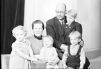 Herr och fru Harnesk med en grupp finska barn.