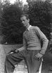 Ferdinand Sjöbergs garn. Manlig modell visar kläder från Sjöbergs garn