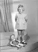 Ferdinand Sjöbergs garn. Barnmodell visar stickad klänning med garn från Sjöbergs