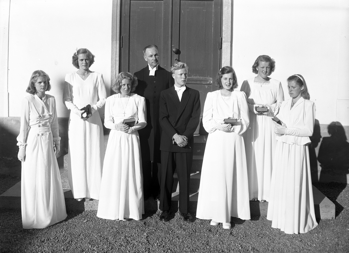 Konfirmander i Forsbacka med komminister Råberger. Maj 1946.