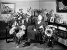 Foto av en dam i hemmet. 13 oktober 1944. Disponent P. Jacobsson, Eddagatan 8, Gävle.