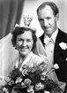 Brudparet Åke och Karin Liljegren, Bokbindarvägen 78, Hägerstensåsen, Stockholm. 11 november 1944.