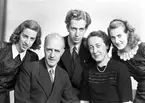 Familjeporträtt. Yngve Berglund, Staketgatan 9, Gävle. 19 november 1944.