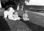 Fru Stenhammar och barnen. Jägmästare Per Stenhammar, Övertänger. 21 november 1944.