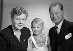 Familjen Kamrer V. Edenby, Södra Kopparslagaregatan 37, Gävle. 25 november 1944.