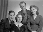 Ungdomarna Lundin, Ruddammsgatan 50, Gävle.        26 november 1944.