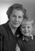 Fru Dagmar Olsson och son, Södra Fiskargatan 8 B, Gävle. 9 december 1944.