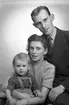 Familjen Lennart Rosin, fru och barn, Dosengatan 6, Stockholm. 29 december 1944.