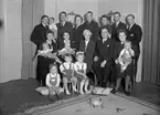 Grupporträtt. Fabrikör Leon Rybom, Runebergsvägen 16, Gävle. 5 januari 1945.